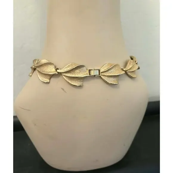 Vintage 60s Gold Tone Leaf Link Choker Necklace 16" Textured Sculptural Collar - Picture 3 of 3